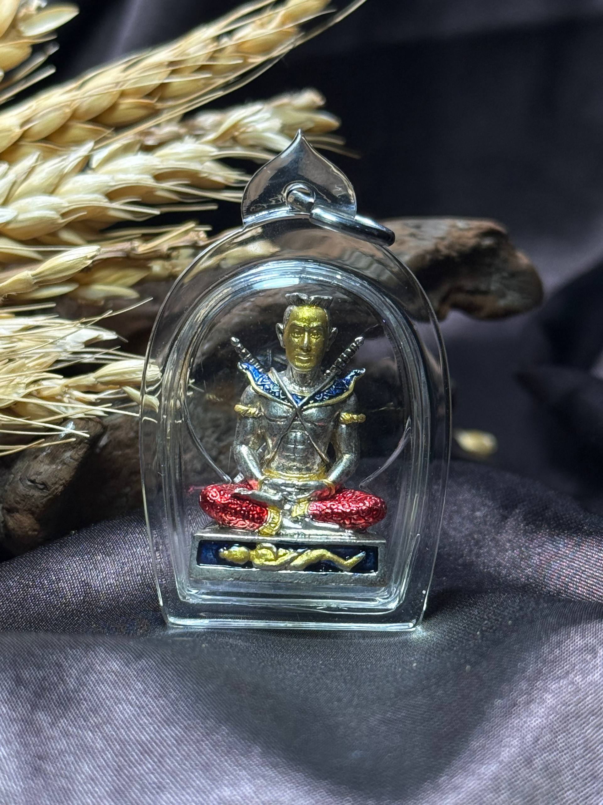 金面双刀坤平 · 底部三塔固（金银铜）
Be2559｜古巴康斌老师公（Kruba Kampeng）现物实拍 | Jin Thai Fo Pai