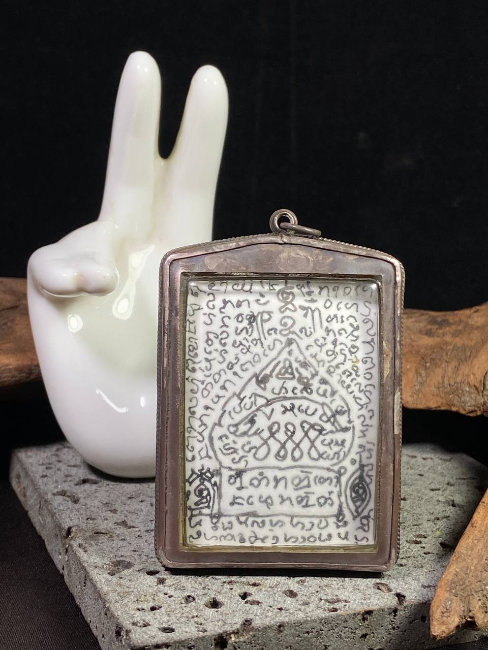  阿赞旁画符 婆厅法照 背面 Mu Thong Din（姆烫钉）挡险山猪符咒 阿赞旁（Po Pong）现物实拍 | Jin Thai Fo Pai